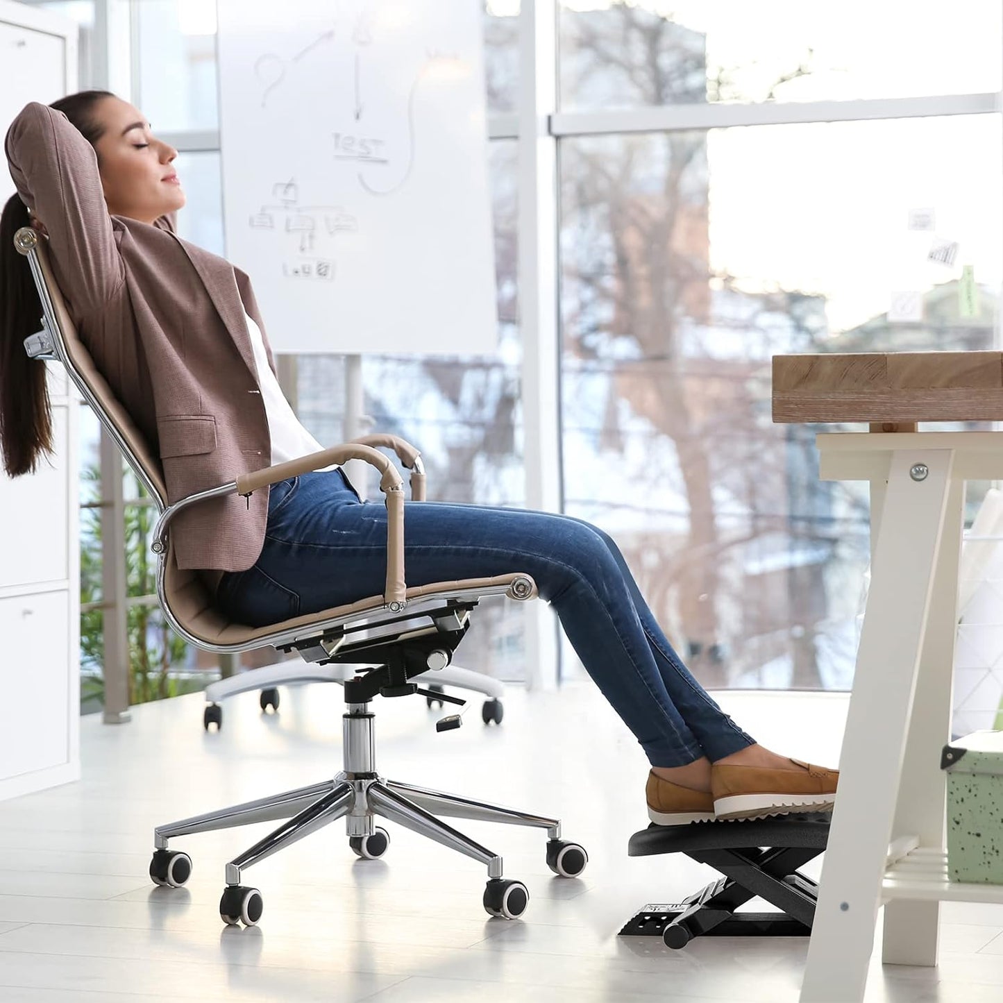 Verstelbare voetensteun onder het bureau β Ergonomische acupressuur